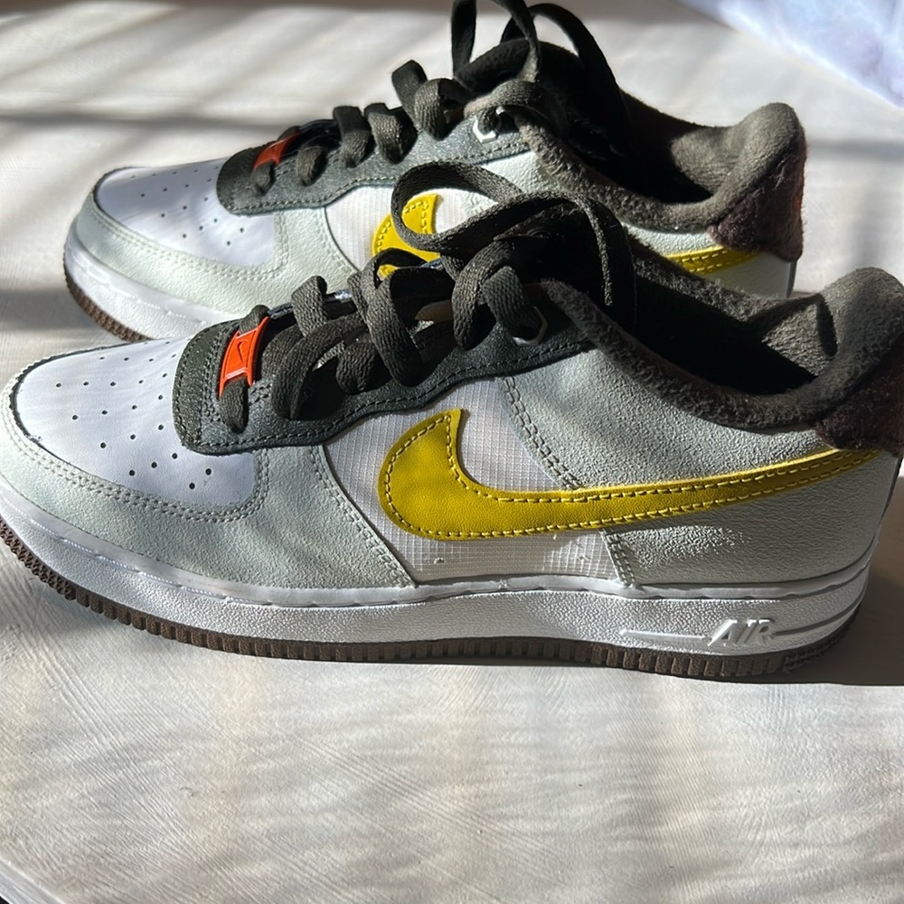 Nike Air Force 1 LV8 Boys Size 4.5Y